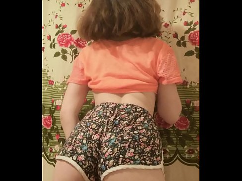❤️ סעקסי יונג באַבע סטריפּינג אַוועק איר קורצע הייזלעך אויף אַפּאַראַט סופּער פּאָרן ביי אונדז ️❤